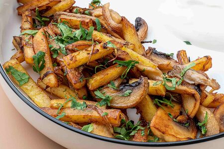Картофель с грибами и луком