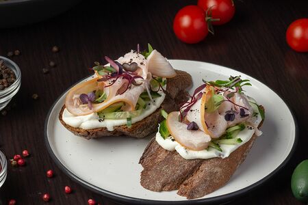 Брускетта с пастрами из индейки