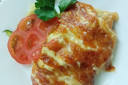 Отбивная свинина с помидорами и сыром