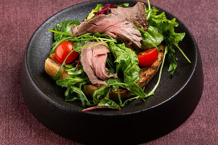 Брускетта с ростбифом