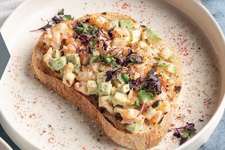 Брускетта с авокадо и креветками