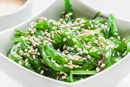 Салат Чука в ореховом соусе