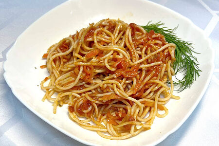 Макароны с овощами и томатным соусом