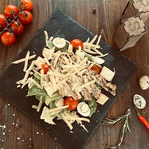 Салат Цезарь с курицей