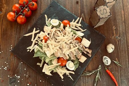 Салат Цезарь с курицей