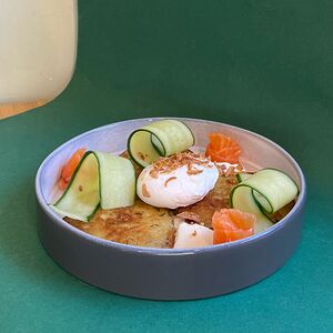 Драники с лососем и яйцом пашот