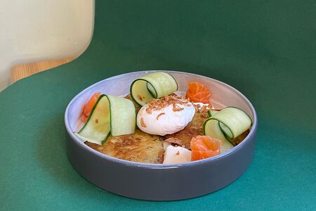 Драники с лососем и яйцом пашот