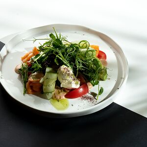 Шотландский лосось, авокадо и кунжутный соус