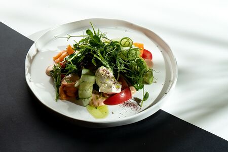 Шотландский лосось, авокадо и кунжутный соус