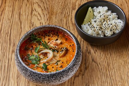 Том ям с морепродуктами