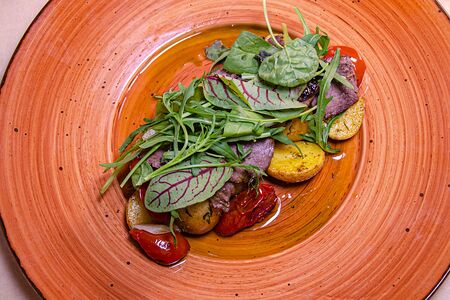 Салат с тёплым ростбифом