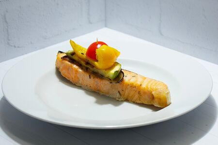 Стейк из семги с овощами на гриле 