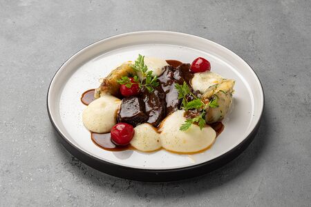 Томленая говядина с пюре, демигласом из овощей и томатами Кимчи