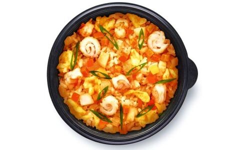 Чесночный рис с креветками