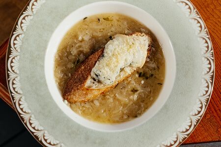 Луковый с сыром и горгонзолой