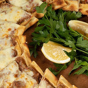 Пиде с сыром и мелко рубленным мясом