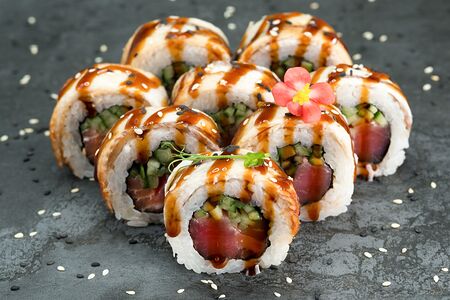 В угре с лососем, тунцом и огурцом