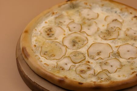 Пицца с грушей и сыром горгондзола