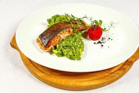 Лосось су-вид с толченым брокколи