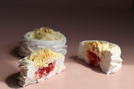 Пирожное Павлова Манго-клубника