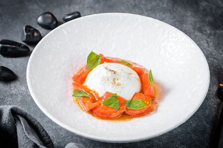 Буррата со сладкими помидорами