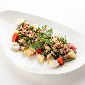Салат с тунцом, с рукколой нисуаз