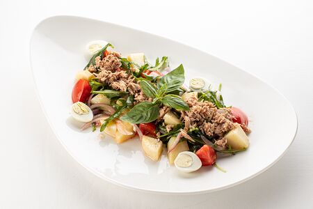 Салат с тунцом, с рукколой нисуаз