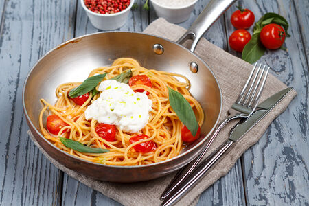 Спагетти с томатами и страчателлой