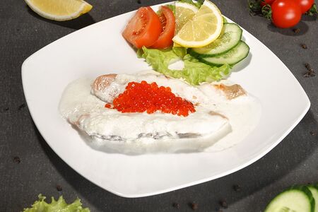 Филе семги с винным соусом и красной икрой