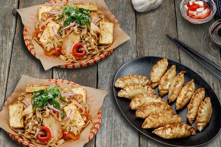 Набор: вок с курицей (2 шт.), гёдза с креветками и курицей (12 шт.)