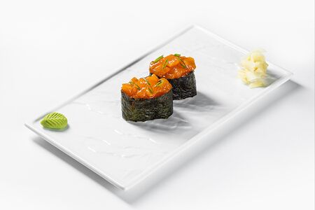 Острые суши с лососем