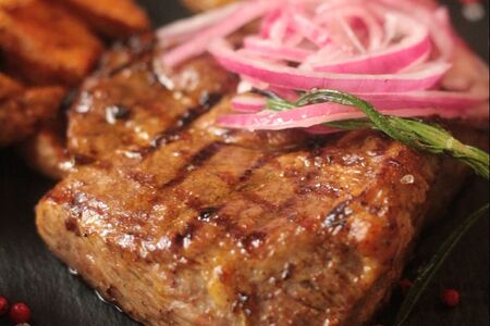 Стейк из cвинoй шеи