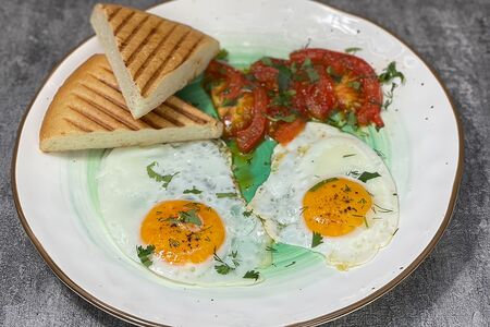 Глазунья с томатами