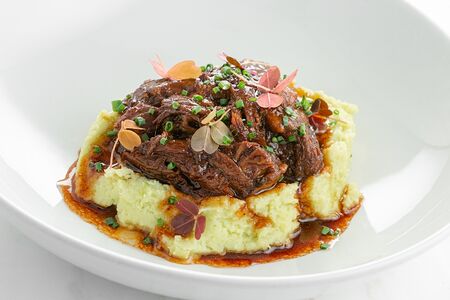 Говяжье ребро, васаби, пюре