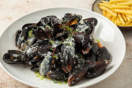 Мидии с сырным соусом и картофелем фри