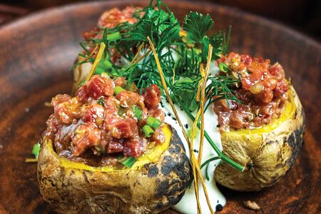 Тартар из говядины с картофелем