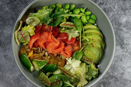 Салат с форелью слабой соли, авокадо и овощами