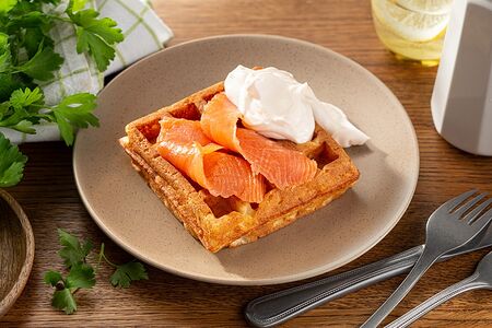 Картофельная вафля с лососем и сметаной