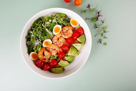 Салат с креветками и авокадо