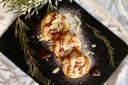 Сырники творожные с карамелью и миндальными хлопьями