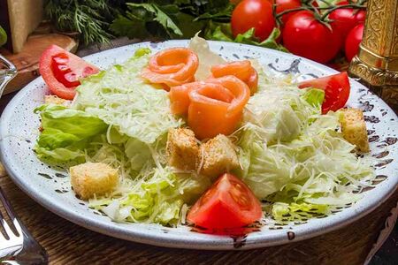 Салат Цезарь с слабосоленым лососем