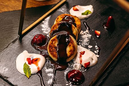 Ванильные сырники со сметаной, шоколадом и клубничным конфитюром