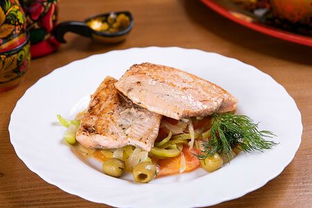 Горбуша с помидорами и оливками