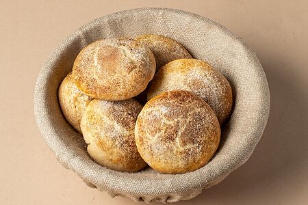 Пирожок с яблоком и корицей