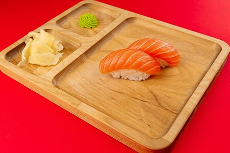 Суши-нигири с лососем