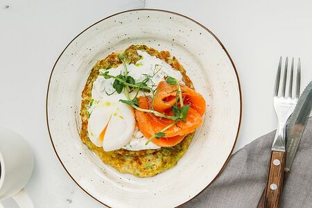 Оладьи из цукини с яйцом пашот