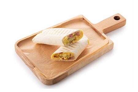 Ролл с говяжьей колбаской и картофельным пюре