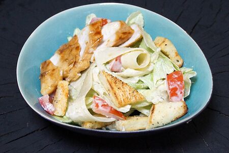 Салат Цезарь с цыпленком