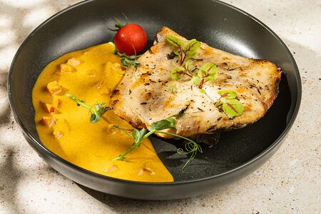 Дорадо гриль с соусом карри