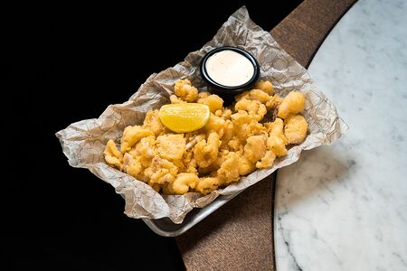 Кальмары фри с соусом айоли из печеного чеснока